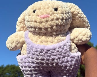 Coniglietto di peluche all'uncinetto con salopette: coniglietto di peluche amigurumi fatto a mano
