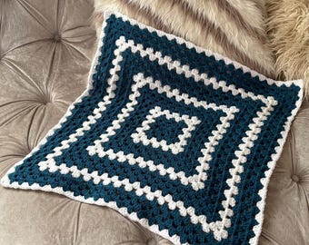 Copertina per neonato realizzata a mano all'uncinetto: turchese e bianco, motivo "Grandma Square", regalo per baby shower, decorazione per la cameretta.