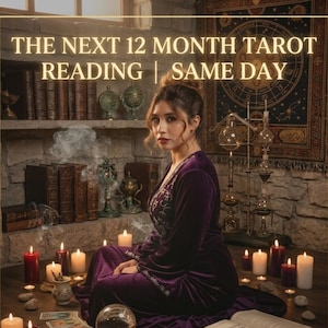 Puede incluir: Una mujer con un vestido de terciopelo púrpura está sentada rodeada de velas, libros y objetos místicos. El texto dice "THE NEXT 12 MONTH TAROT READING | SAME DAY". La escena evoca la adivinación y la espiritualidad.