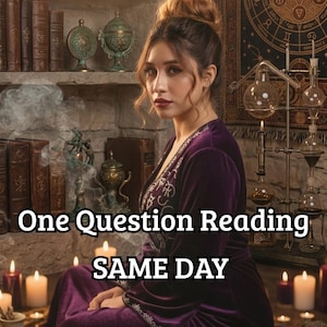 Puede incluir: Una mujer con un vestido de terciopelo morado con bordados, sentada frente a una estantería y velas. Se muestra el texto "One Question Reading SAME DAY". El fondo incluye decoración antigua y equipo científico.