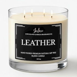 K&ouml;nnte beinhalten: Eine gro&szlig;e, klare Glaskerze mit vier brennenden Dochten. Die Kerze hat ein cremewei&szlig;es Wachs und ein schwarzes Etikett mit der Aufschrift "LEATHER" und "35.75 oz." Das Etikett enth&auml;lt auch den Text "LONG ISLAND CANDLE & FRAGRANCE CO."