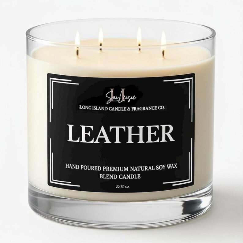 K&ouml;nnte beinhalten: Eine gro&szlig;e, klare Glaskerze mit vier brennenden Dochten. Die Kerze hat ein cremewei&szlig;es Wachs und ein schwarzes Etikett mit der Aufschrift "LEATHER" und "35.75 oz." Das Etikett enth&auml;lt auch den Text "LONG ISLAND CANDLE & FRAGRANCE CO."