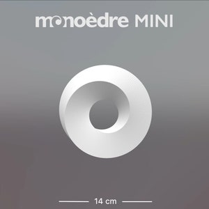 Peut inclure: Sculpture géométrique blanche en 3 dimensions de forme circulaire avec un trou au centre. La sculpture mesure 14 cm de diamètre. La sculpture s'appelle "monoédre MINI".