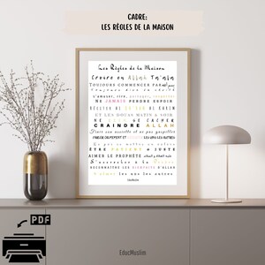Puede incluir: Impresión enmarcada con el texto en francés "Les Règles de la Maison". La impresión presenta una lista de reglas en varios colores y fuentes, con el logotipo de EducMuslim en la parte inferior. El marco es de color marrón claro.