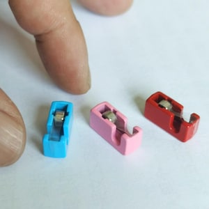 ミニチュアテープディスペンサー、本物のテープ、超かわいい人形用ミニ文房具、リアルなミニチュア学校用品、子供のおもちゃ、ドールハウス人形の小道具