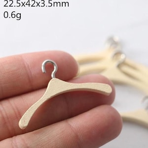 Set da 5 graziosi appendini in miniatura, mini grucce per cappotti, mini grucce per vestiti, mini grucce per abiti per bambole, oggetti di scena per bambole da casa delle bambole.