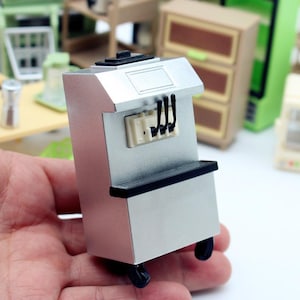 Mini Dollar Store super süße realistische Mini Softeis Maschine Mini Gerät Miniatur Kinder Spielzeug Puppenhaus Puppe Requisite