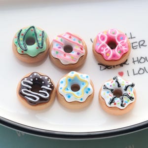 ミニチュアドーナツ6個、リアルなミニチュアデザート、ミニチュアスイーツ、かわいい人形用食品、工作用品、子供のおもちゃ、ドールハウス人形用小道具