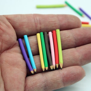Set da 5 pezzi di mini matite finte super carine e regolabili, in miniatura, realistiche, per l'artigianato, giocattoli per bambini, oggetti di scena per bambole da casa delle bambole.