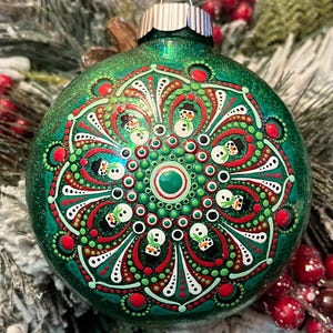 Handbemalte 4-Zoll-Runde rote und grüne Schneemann Mandala Weihnachtsverzierung