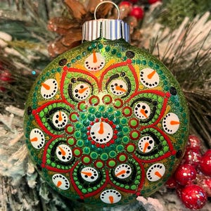 Handgemalte 3-Zoll-runde grüne und rote Schneemann-Mandala-Weihnachtsverzierung