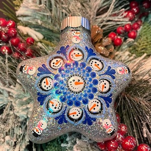 Handbemalte 4-Zoll-Kunststoff-Sternförmige blaue und weiße Schneemann Mandala-Weihnachtsverzierung
