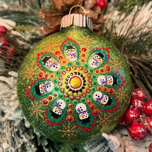 Handgemalte 3-Zoll-runde grüne und rote Schneemann-Mandala-Weihnachtsverzierung