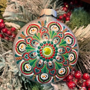 handbemalte 4-Zoll-Runde rote, grüne und silberne Schneemann-Mandala Weihnachtsverzierung