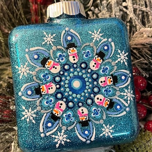 Handbemalter quadratischer Kunststoffanhänger Schneemann Mandela