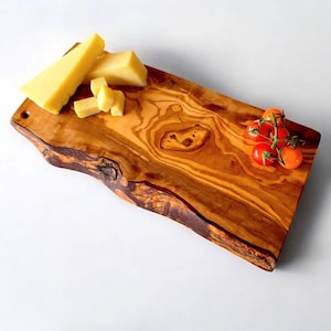 Käsebrett aus Olivenholz | Rustikales Schneidebrett | Handgemachte Servierplatte | Natürliche Charcuterie Platte | Einweihungsgeschenk für die Küche oder Einweihungsparty