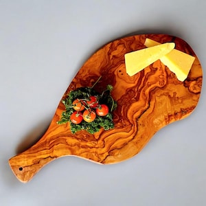 Schneidebrett aus Olivenholz | Unregelmäßig geformtes Schneidebrett | Rustikale Servierplatte | Handgefertigtes Tablett aus Holz Einweihungsparty oder Küchengeschenk