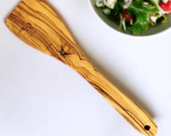 Espátula plana curva de madera de olivo / Espátula de cocina de madera hecha a mano / Herramienta para remover de madera de olivo