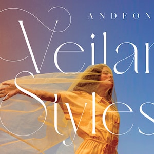 Puede incluir: Una mujer con un vestido amarillo se encuentra frente a un cielo azul. Está sosteniendo una tela amarilla transparente que se mueve con el viento. El texto "Veilan Styles" está escrito en blanco con una fuente decorativa.