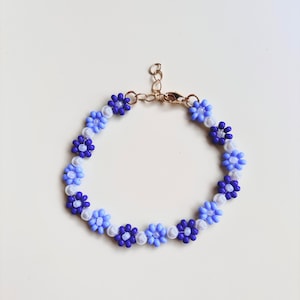 Beaded Flower Bracelet, Daisy Bracelet, Aesthetic Flower Bracelet, blue and White Floral Bracelet