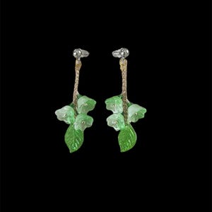 Puede incluir: Un par de pendientes con un dise&ntilde;o floral. Cada pendiente tiene un poste plateado, un tallo dorado y hojas y flores verdes. Las flores son de un color verde p&aacute;lido transl&uacute;cido.