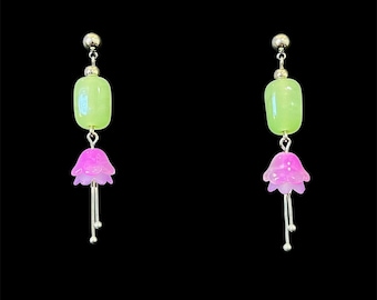 Pendientes colgantes con flores verdes y moradas