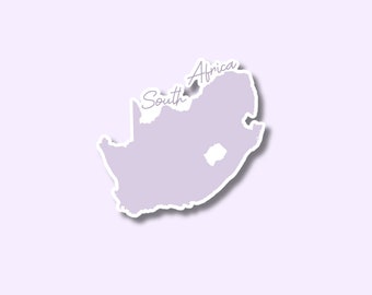 Könnte beinhalten: Ein Aufkleber der Südafrika-Karte in Hellviolett mit weißem Rand. Die Wörter "South" und "Africa" sind in einer Schreibschrift über der Karte geschrieben. Der Aufkleber befindet sich auf einem hellvioletten Hintergrund.