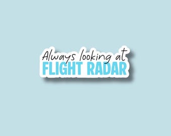 Puede incluir: Una pegatina blanca con el texto "Always looking at FLIGHT RADAR" en negro y azul claro. La pegatina está sobre un fondo azul claro.