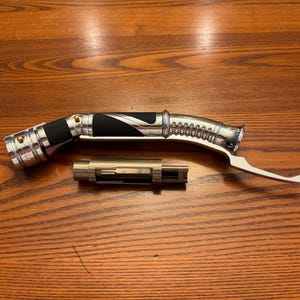 Eedk-chassi STL-filer för One Replicas Eco Edition Dooku Hilt (Proffieboard) med upplyst röd knapp