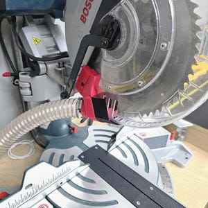Aanpassing van de stofafzuiging voor de Bosch GCM12SD verstekzaag