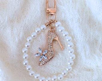 Luxury Pearl Diamond-Covered High Heel Shoe Charm for Bag, Backpack, Purse – Elegant Keychain Accessory