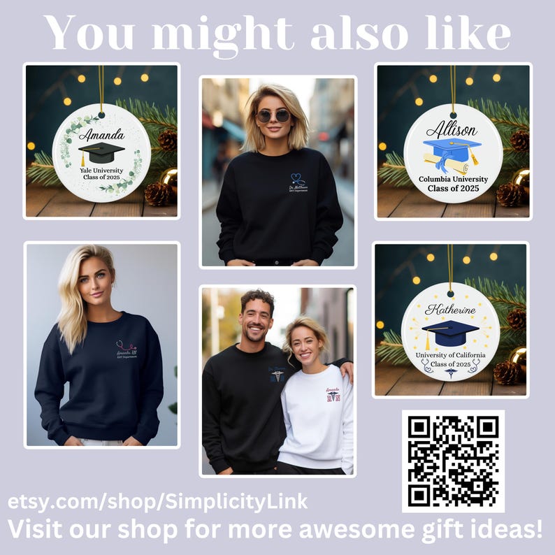 Puede incluir: Tres adornos redondos, blancos y personalizados con detalles dorados y un gorro de graduaci&oacute;n azul. Los adornos presentan los nombres Amanda, Allison y Katherine, junto con los nombres de sus respectivas universidades y los a&ntilde;os de graduaci&oacute;n. Tambi&eacute;n se incluye un c&oacute;digo QR en la imagen.