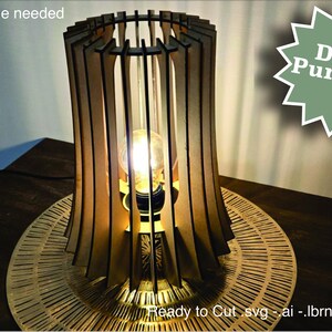 Puede incluir: Lámpara de madera con un diseño único, con listones de madera verticales que rodean una bombilla. La lámpara está sobre una base circular decorativa. La imagen incluye el texto "Dual Purpose" y "No glue needed".