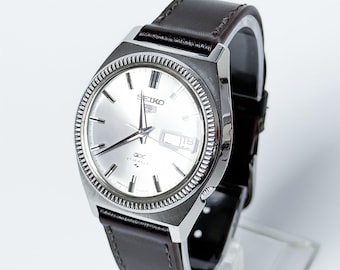Reloj Seiko 5 DX 5139-7030 de colección, esfera blanca con efecto rayos de sol y bisel estriado (automático). El precio incluye envío, aranceles de importación e impuestos (DDP).