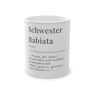 Może przedstawiać: Biały kubek ceramiczny z czarnym tekstem, który brzmi "Schwester Rabiata [hexer] - Person, die immer unzufrieden, unfreundlich, kommandierend, rabiat, genervt, gestresst und wütend ist."