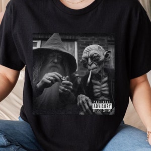 Koszulka z napisem Wizard and Gollum Smoking Weed | Czarno-biały