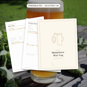 Puede incluir: Un registro de elaboración de cerveza en PDF imprimible con una portada que muestra una ilustración lineal de un cono de lúpulo y un vaso de cerveza, titulado Homebrew Beer Log, junto a dos páginas interiores con campos para recetas.