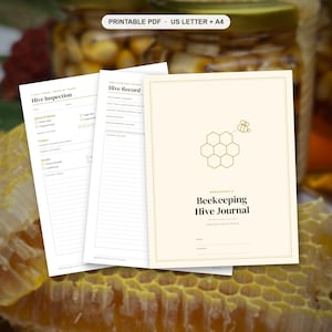 Puede incluir: Un diario de colmenas de apicultura en PDF imprimible con opciones de tamaño US Letter y A4. El diario presenta una cubierta color crema con un gráfico de panal dorado, un icono de abeja, el texto Beekeeping Hive Journal y páginas internas.