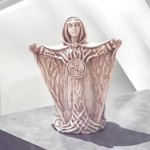 Danu Celtycka Bogini Statua Bogini Rzeki Anann Anu Dana Matka Bogów i Bogiń Danu Irlandzka Bogini Celtycki Ołtarz Celtycki Pogański Wykonany Z Gliny