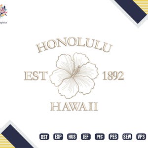 Op de afbeelding: Een logo-ontwerp met het woord "HONOLULU" boven een gedetailleerde hibiscusbloem. Onder de bloem staan de woorden "EST 1892" en "HAWAII". Het ontwerp is in een neutraal kleurenpalet, met een lichte achtergrond en donkerblauwe en gele accenten.