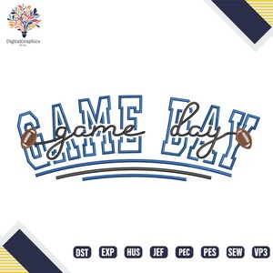 Op de afbeelding: Een digitaal grafisch ontwerp met de woorden "GAME DAY" in blauw omlijnde letters, met een voetbal aan elke kant. Het woord "game" is in een cursief lettertype. Het ontwerp bevat een logo linksboven en bestandstype-afkortingen onderaan.