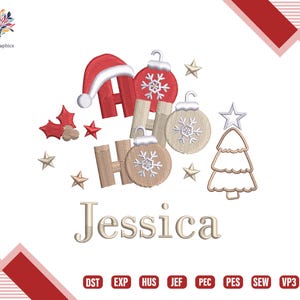 Puede incluir: Un diseño navideño con las letras bordadas "HO HO HO", incluyendo un gorro de Papá Noel, bolas, estrellas y un árbol de Navidad. El nombre "Jessica" está debajo.