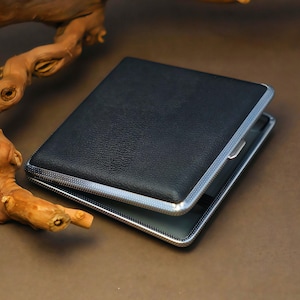 Portasigarette in pelle personalizzato - Incisione bifacciale, cinturino elastico, regalo personalizzato