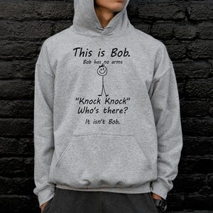 Sudadera con capucha "Esta es Bob", sudadera estética, sudadera con capucha sarcástica divertida, sudadera con capucha de humor negro, sudadera con capucha para mujer, regalo de humor para adultos, sudadera con capucha "Knock Knock" imagen 2