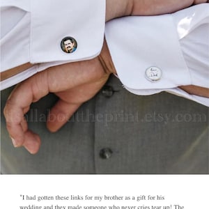 Op de afbeelding: Een paar manchetknopen, een met een foto van een man en de andere met de woorden "Love Dad" erop.