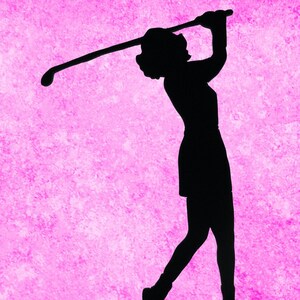Puede incluir: Silueta negra de una golfista en pleno swing, sosteniendo un palo de golf. La figura se encuentra sobre un fondo rosa texturizado. La golfista est&aacute; sobre una base rectangular negra.