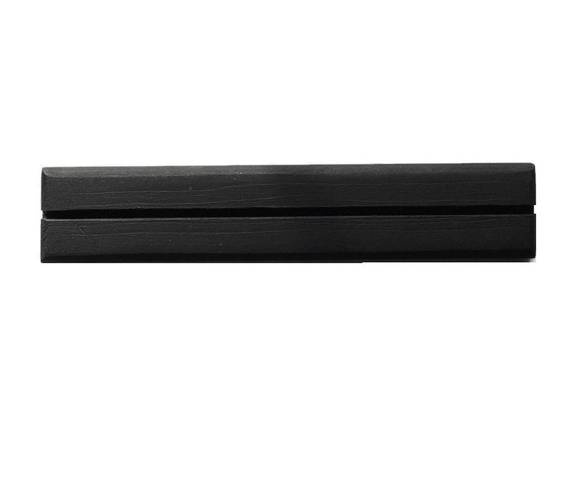 Puede incluir: Una caja rectangular de madera negra con tapa con bisagras. La caja est&aacute; hecha de madera oscura y tiene un dise&ntilde;o simple y minimalista. La caja probablemente se utiliza para guardar o exhibir objetos peque&ntilde;os.