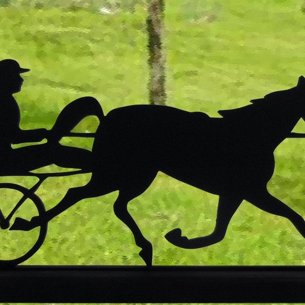 Silhouette décorative en bois faite main Racer on the Track pour bureau, rebord de fenêtre ou gâteaux avec une base pour un affichage facile - sptr001