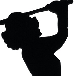 Puede incluir: Silueta negra de una persona sosteniendo un objeto largo por encima de la cabeza. La persona est&aacute; en &aacute;ngulo, con la cabeza hacia atr&aacute;s y los brazos levantados. La imagen est&aacute; sobre un fondo blanco.