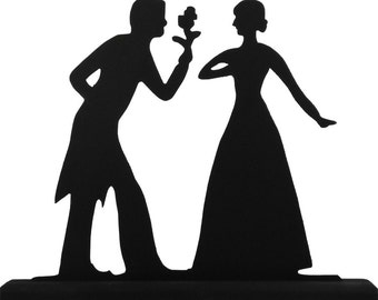 Könnte beinhalten: Eine schwarze Silhouette eines Paares, das tanzt. Der Mann hält eine Blume und die Frau lächelt. Die Silhouetten stehen auf einem schwarzen Sockel.